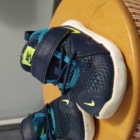 Nike Tennis Shoe - Picture 3 of 3